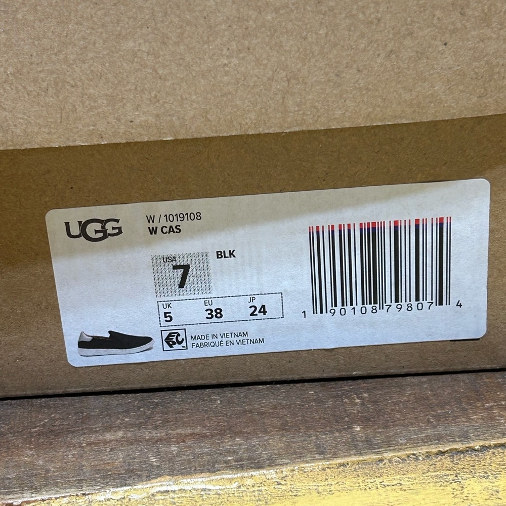 UGG - Picture 2 of 7